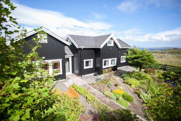 Exterior & Views 2, Red Robin - Vacation homes next to Svartifossur waterfall, Tórshavn