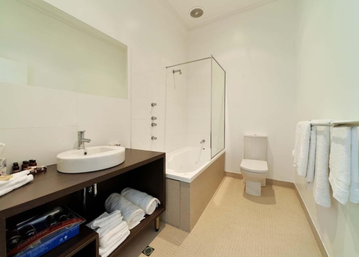 Bathroom 3, The Ikon Hotel, Burnie - Pt A