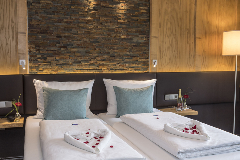 Bedroom 3, Hotel & Restaurant Becher, Göppingen