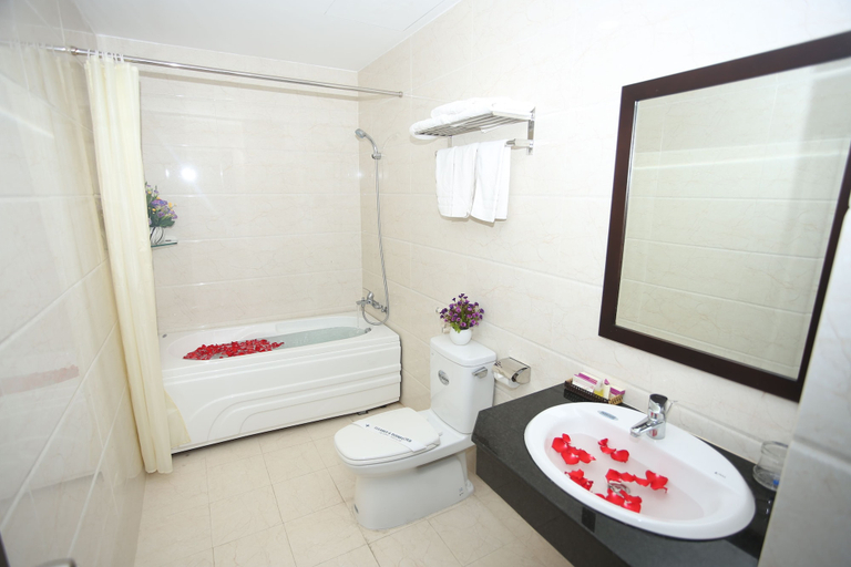 Bathroom 5, Huong Son Hotel, Da Nang