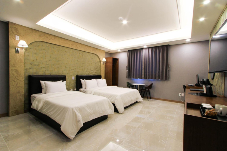 Bedroom 2, The King Hotel, Yeonje