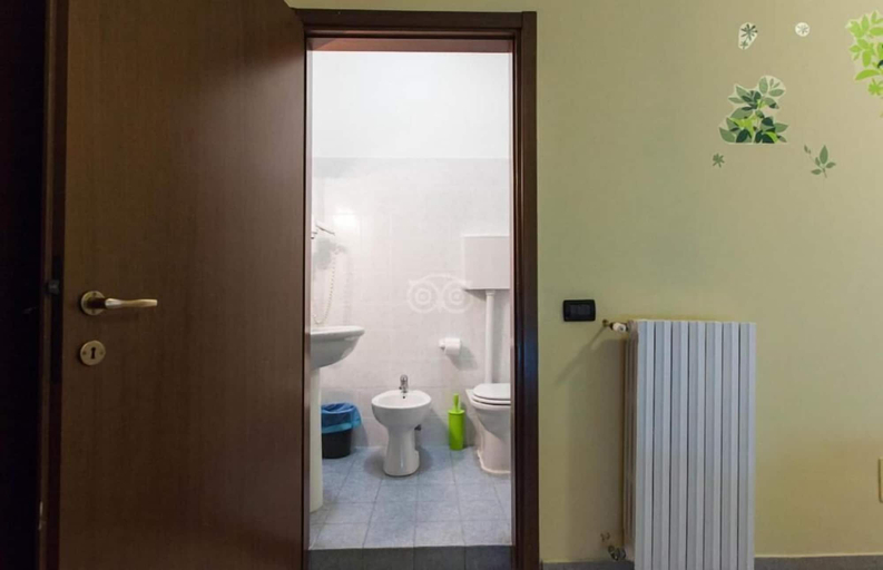 Bathroom 3, Hotel Greco, Milano