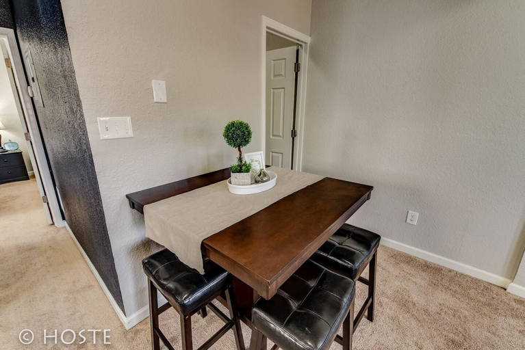 Others 5, 1BR Downtown Townhome King Bed, 5 Min to Shops, El Paso