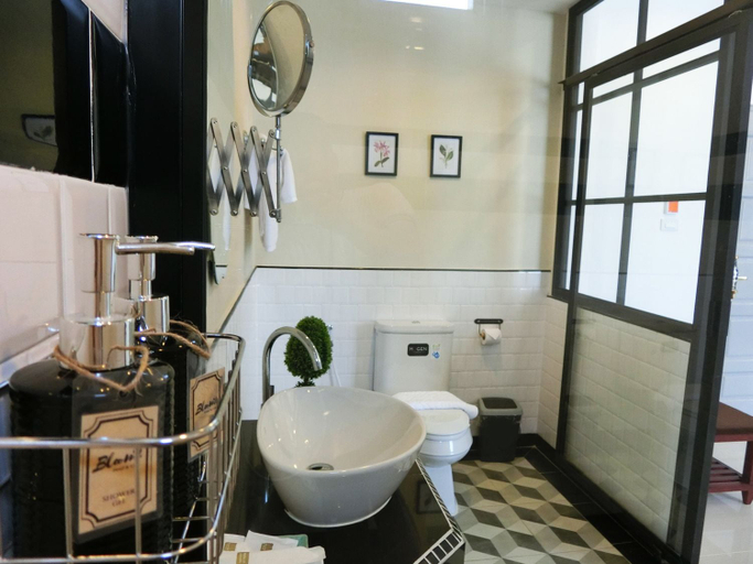 Bathroom 3, Bloom Boutique Hotel and Cafe, Vientiane