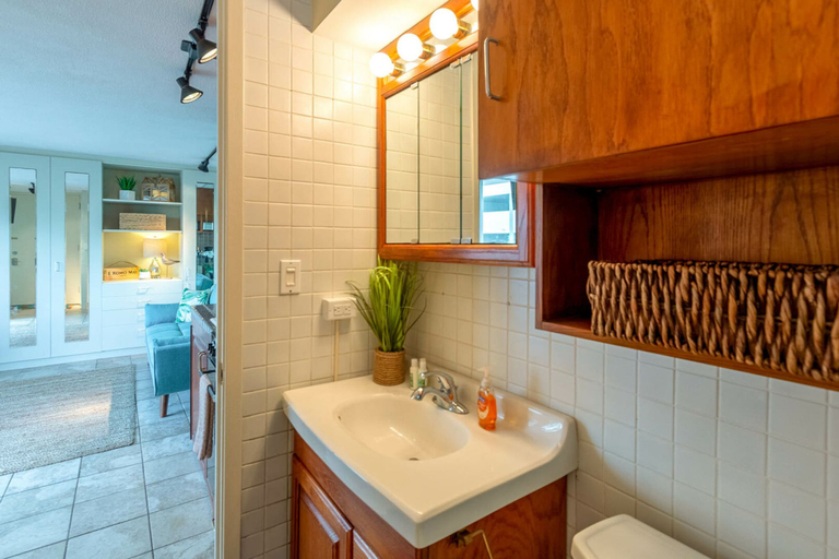 Bathroom 4, Lewers Street - Suite 401, Honolulu