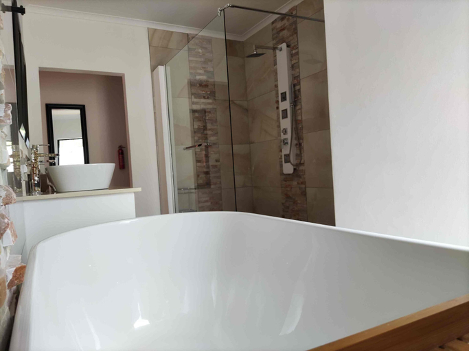 Bathroom 4, Gem in the bush lodge, Mopani