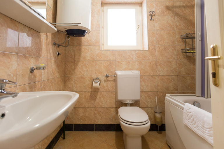 Bathroom 4, Montesan Apartments