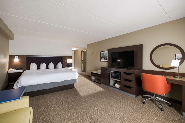Bedroom 3, Hampton Inn McHenry, McHenry