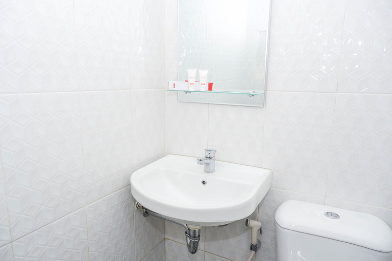Bathroom 4, OYO 1137 Ndalem Panularan, Solo
