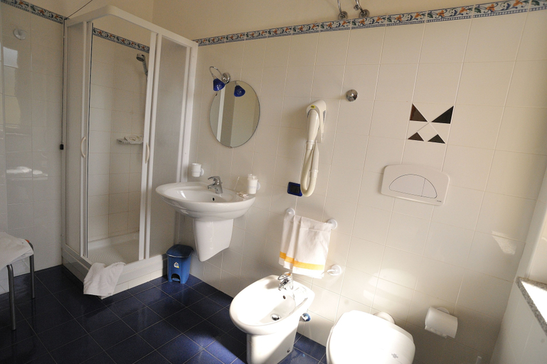 Bathroom 5, Hotel La Villa, Cosenza