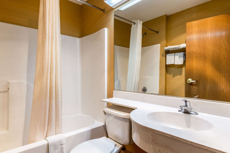 Bathroom, Econo Lodge Inn & Suites Evansville East, Vanderburgh