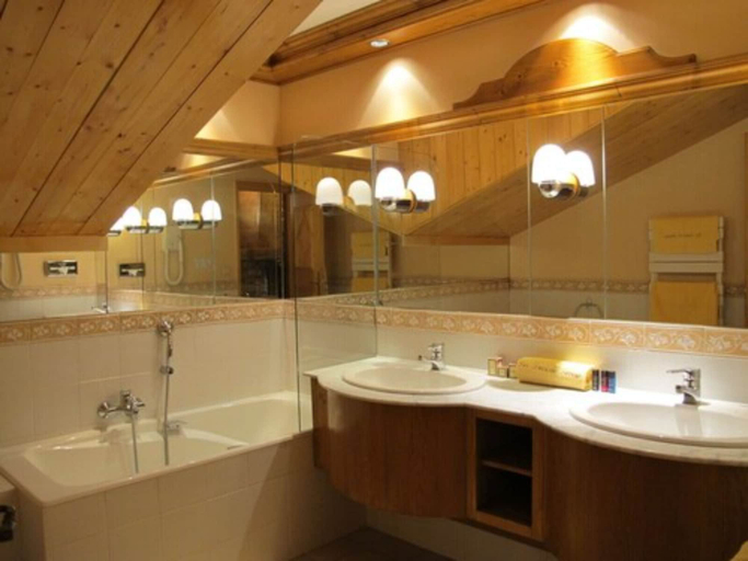 Bathroom 4, Les Ducs de Savoie, Savoie