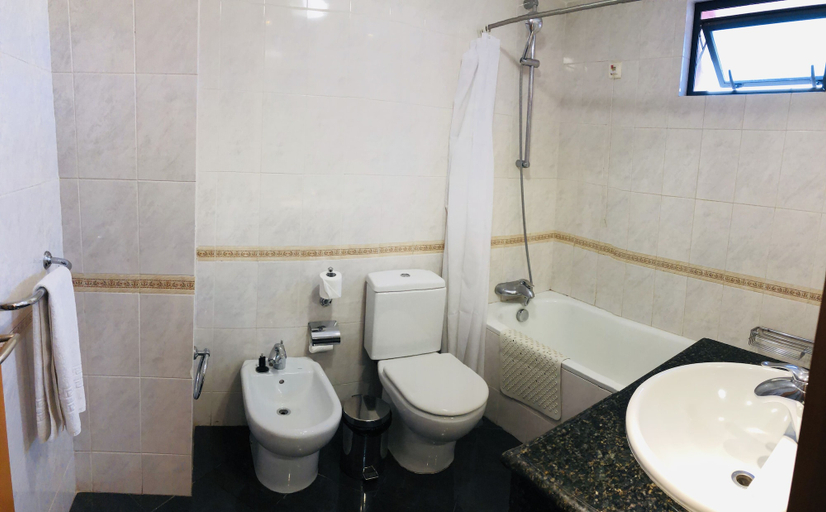 Bathroom 5, Golden Park Hotel, Ingombota