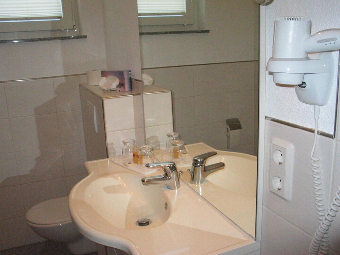 Bathroom 3, Hotel Winzerverein, Bernkastel-Wittlich