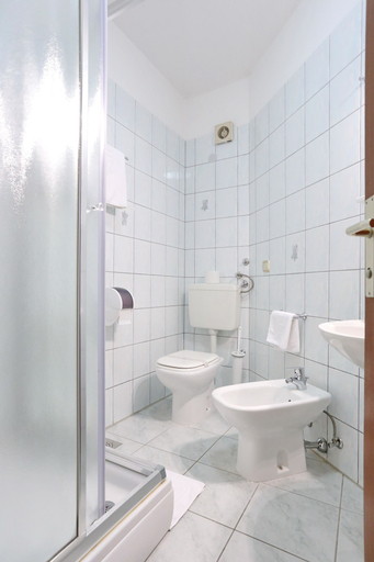 Bathroom 4, Hotel Mediteran, Zadar