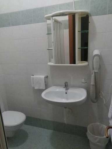 Bathroom 3, Hotel Illi, Massa Carrara
