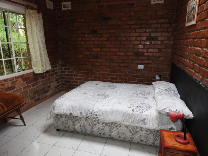 Bedroom 3, Madrugada Magic, Mutare