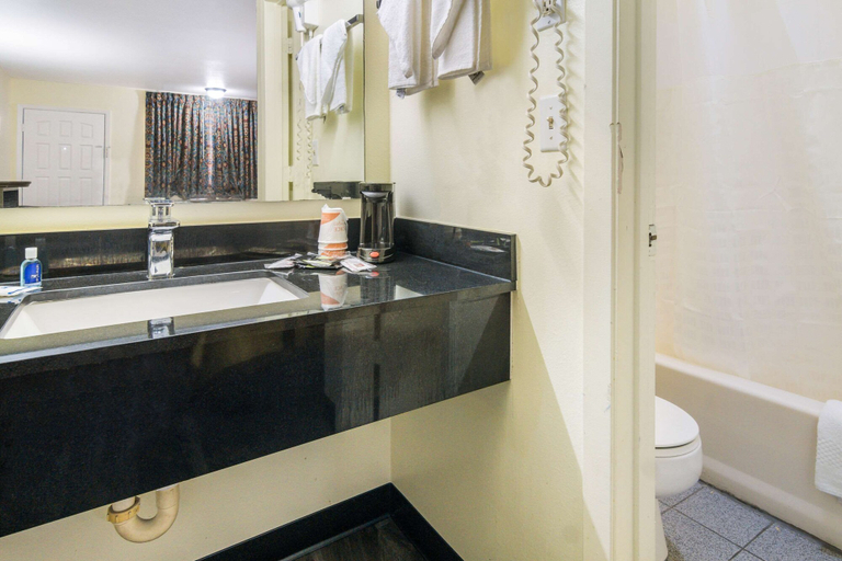 Bathroom 4, Rodeway Inn Ranger I-20, Eastland