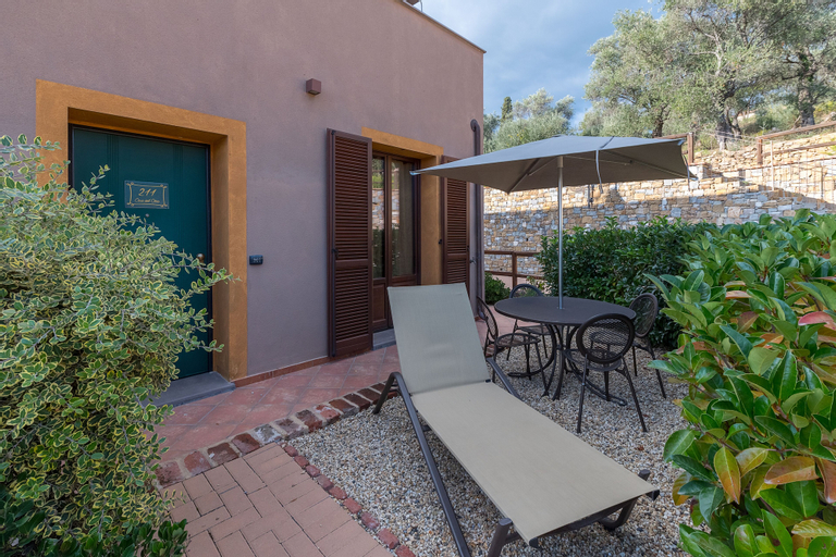 Exterior & Views 18
