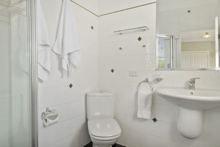 Bathroom 4, Manfield City Waterfront View Cottage, Clarence