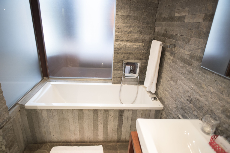 Bathroom 5, Le Louvre Hôtel & Spa, Analamanga