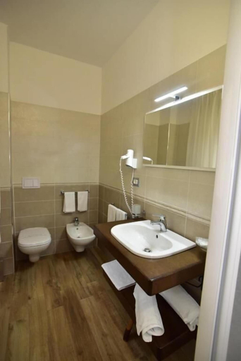 Bathroom 3, Hotel Belvedere, L'Aquila