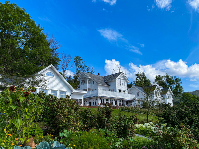 Exterior & Views
