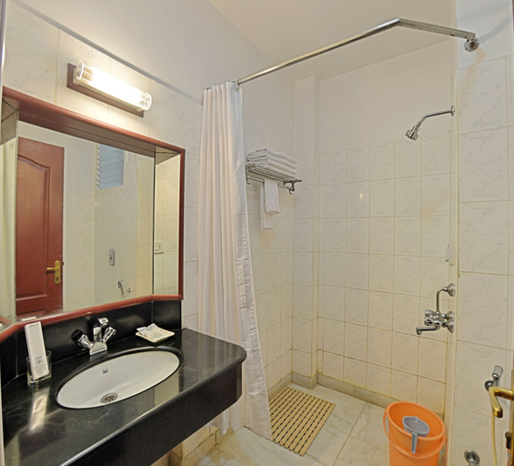 Bathroom 4, Hotel Gnanam, Thanjavur