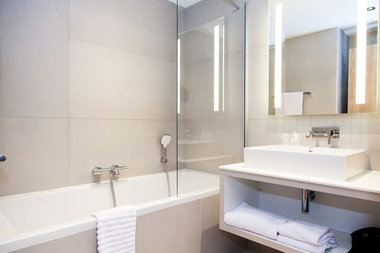 Bathroom 5, LOGIS HOTEL RELAIS SAINT JACQUES, Indre