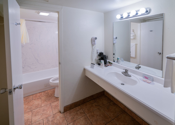 Bathroom 4, White's City Cavern Inn, Eddy