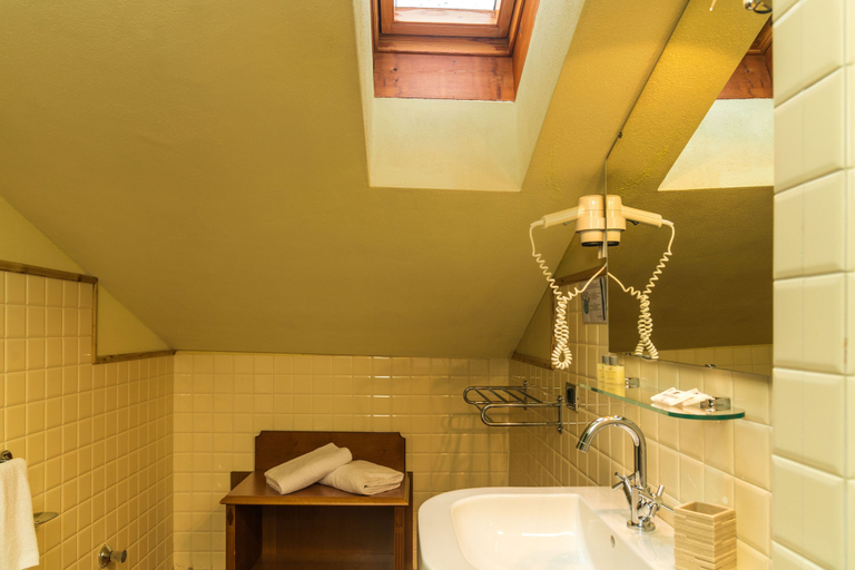 Bathroom 4, Shatush Hotel, Aosta