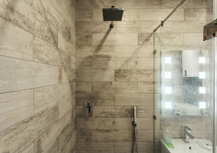 Bathroom 4, Apartment Voskresenska 18, Dniprovs'kyi