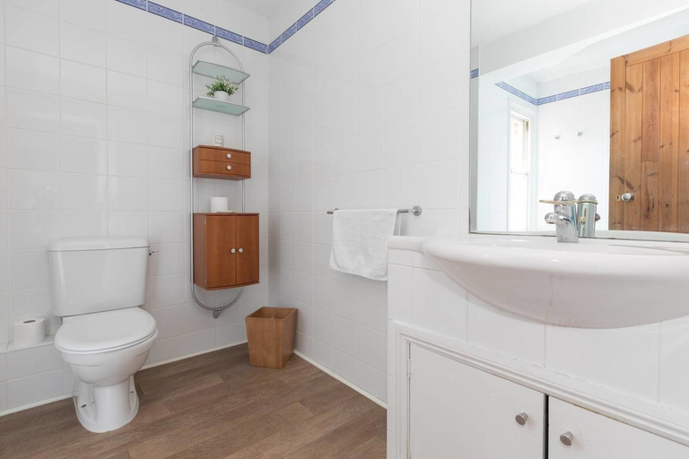 Bathroom 3, Bournes Farmhouse, Oxfordshire