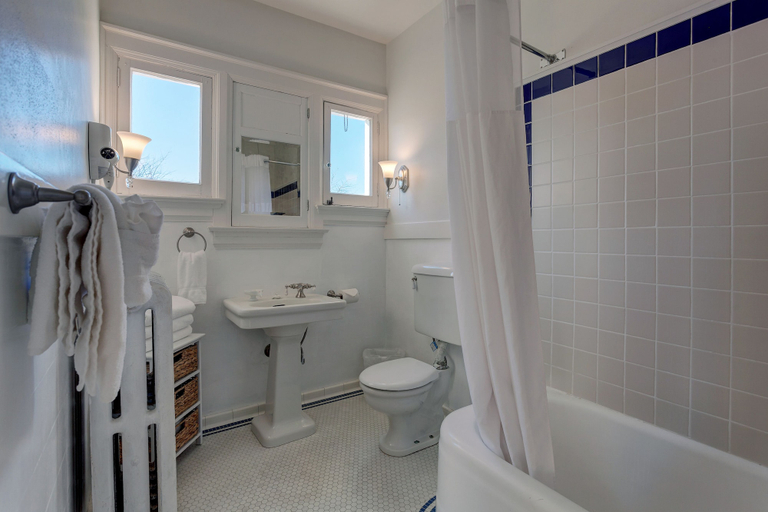 Bathroom 4, Nantucket Inn, Skagit