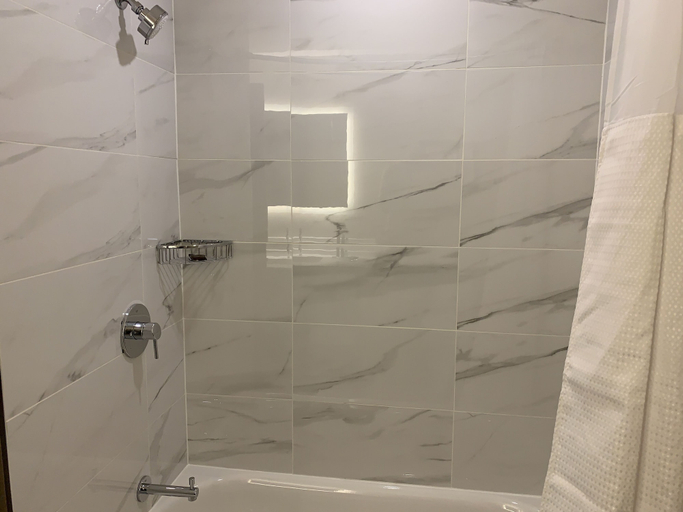 Bathroom 4, Wingate by Wyndham Kanata West Ottawa, Ottawa