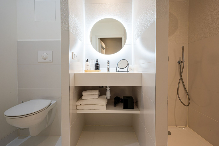 Bathroom 5, L'Invitation au Voyage, Calvados