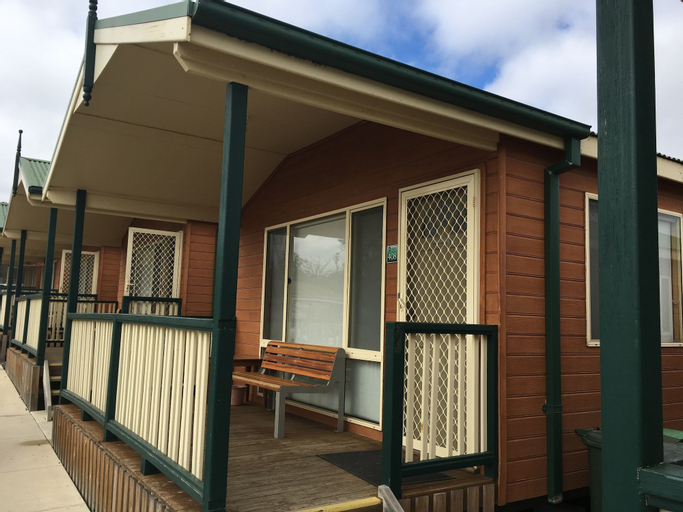 Exterior & Views 27