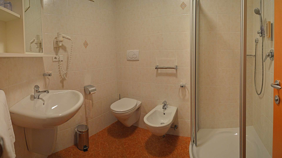 Bathroom 5, Hotel Trenker, Bolzano