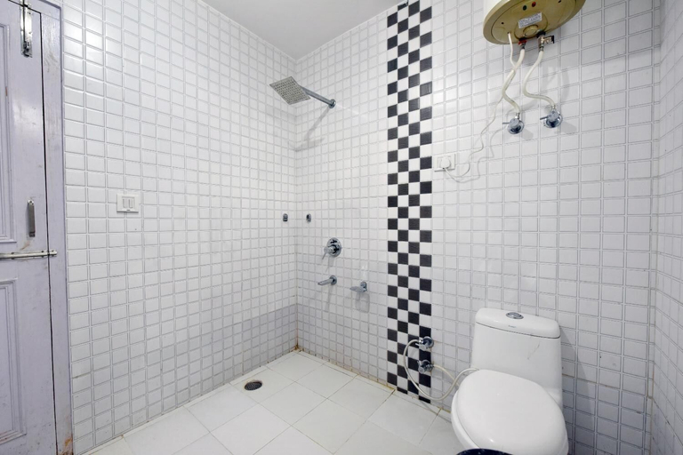 Bathroom 3, Hotel Mai Vrindavan, Kullu