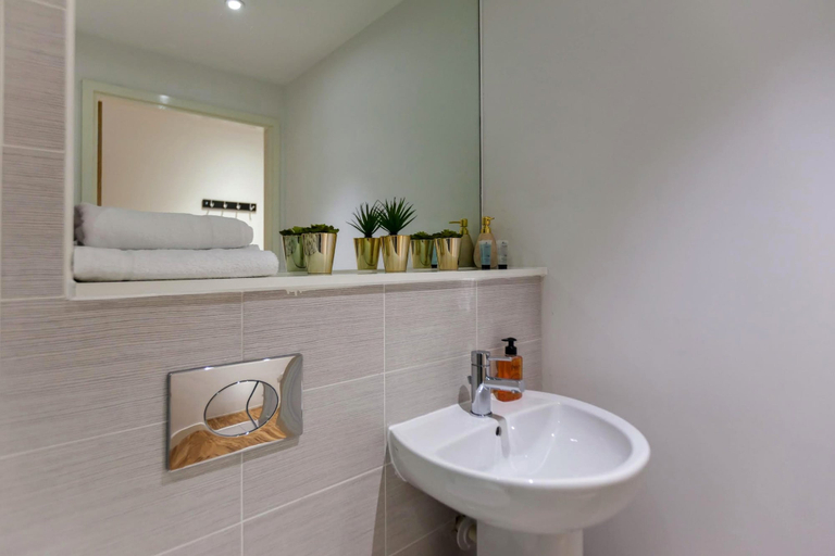 Bathroom 4, Warm and Welcoming Apartments, Manchester