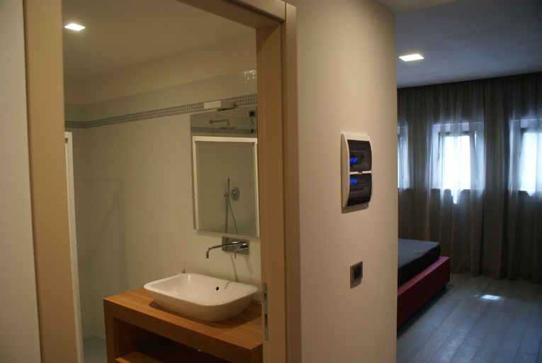 Bathroom 3, Blue Hotel, Mantua
