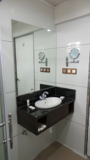 Bathroom 4, Hotel Casa Riva, Surat