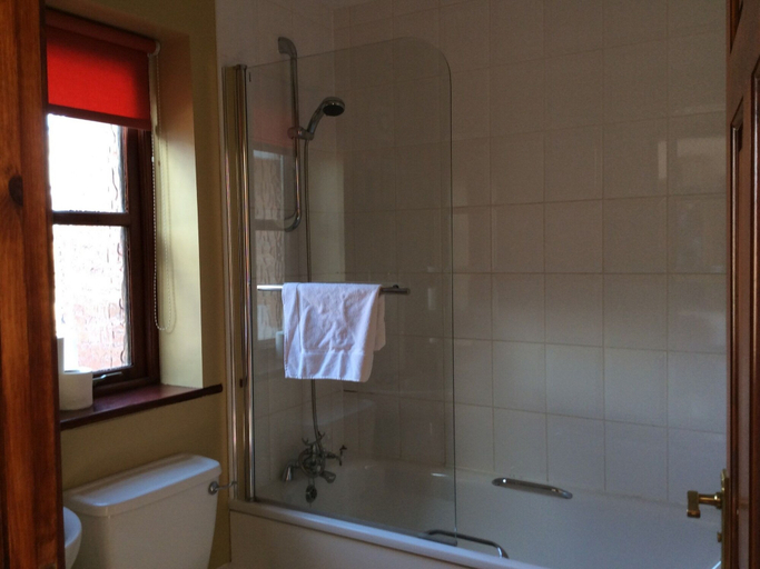Bathroom 3, The Fountain Oldwood, Worcestershire