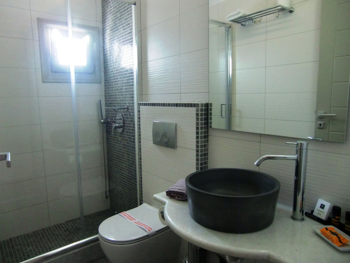 Bathroom 5, Platia, South Aegean