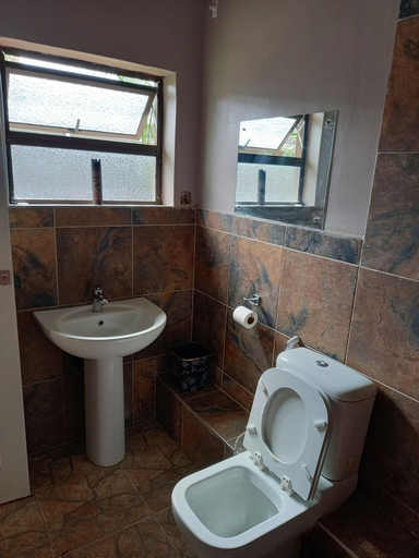Bathroom 4, Las Palmas Guest House, Harare