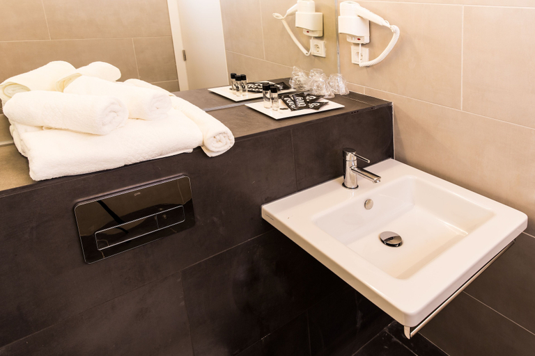 Bathroom 5, Ebano Hotel Apartments & Spa, Baleares