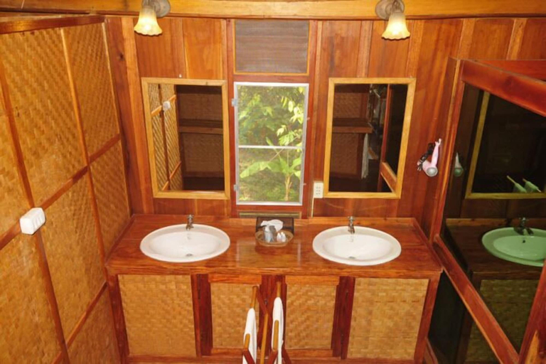 Bathroom 3, Kingfisher Ecolodge, Pathoomphone