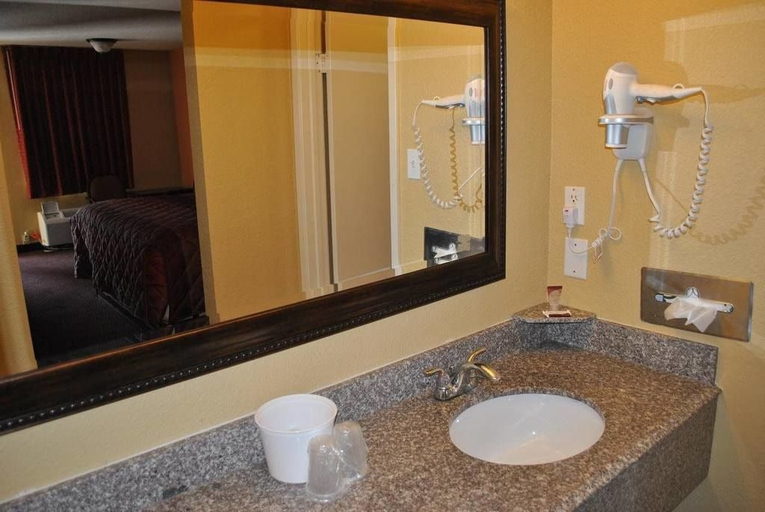 Bathroom 4, Executive Inn, Waller