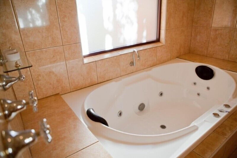 Bathroom 4, Perricoota Vines Retreat, Murray