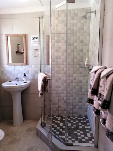 Bathroom 4, Squirrels Corner, Cape Winelands